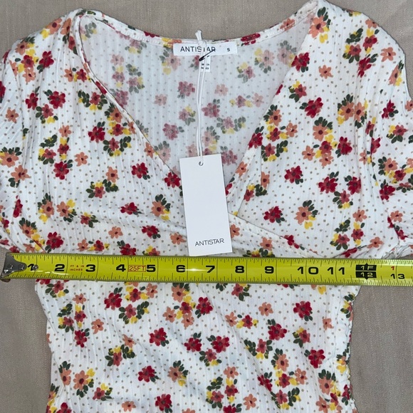 Cute Floral Top - NWT - Picture 6 of 7